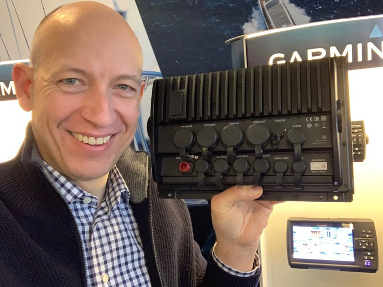 Die eindrucksvolle Rückseite eines Garmin GPSMap 8412xsv