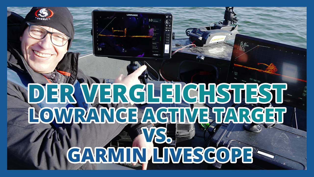Person auf einem Boot lächelnd, zeigt auf zwei Echolot-Bildschirme, Vergleichstest von Lowrance und Garmin.