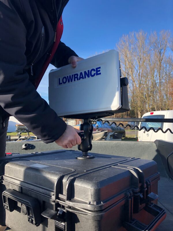 Lowrance HDS 16 LIVE mit Active Imaging 3in1 + Active Target an einer drehbaren SKRUBBES Pelagic Single Stange