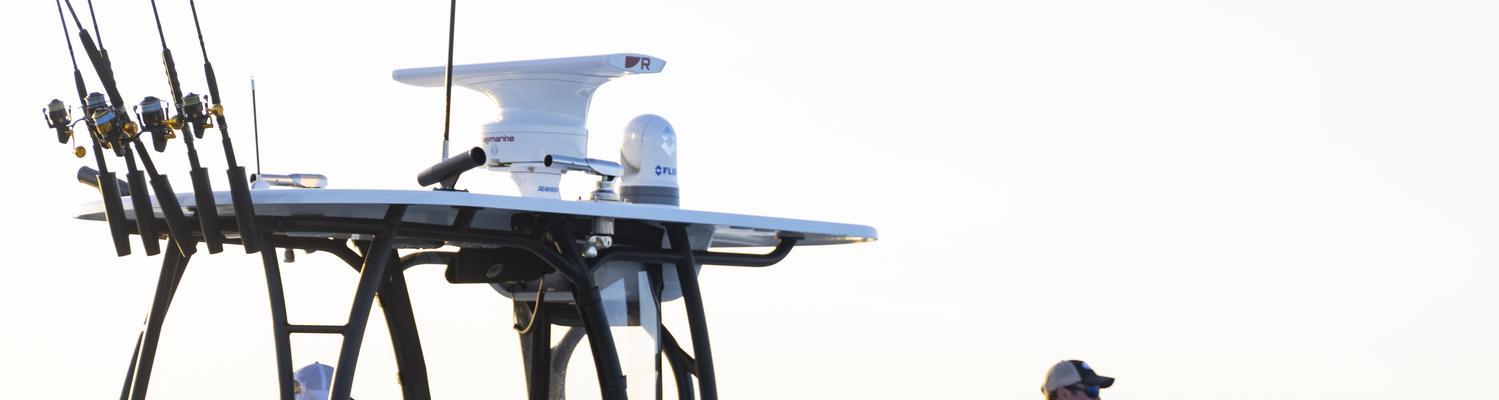 Raymarine Radarsystem und Navigationselektronik auf einem Boot