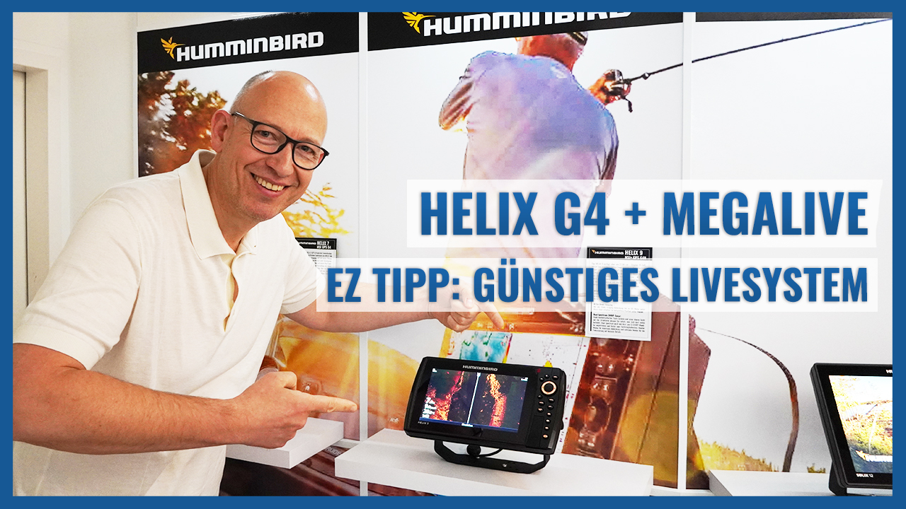 Mann lächelt und zeigt auf ein HELIX G4 Echolot. Text: EZ Tipp: Günstiges Livesystem.