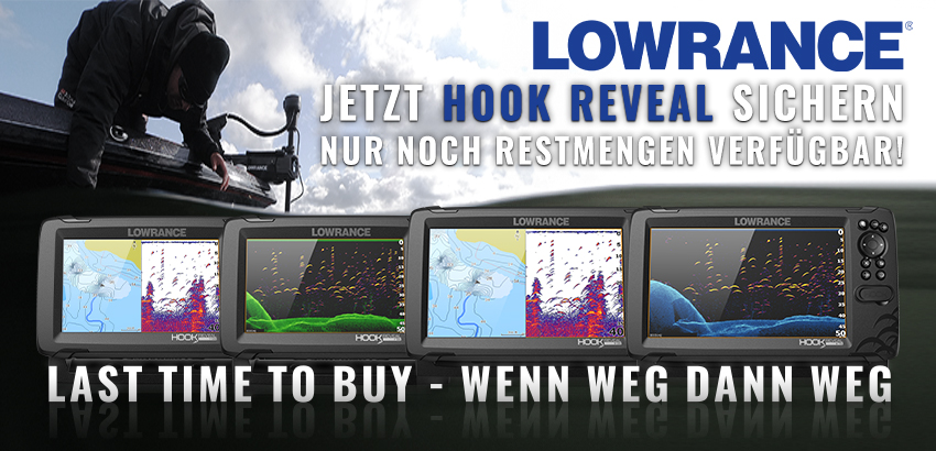 Ein Angler auf einem Boot, vier Lowrance-Geräte mit Fischfinder-Anzeigen, Text: Jetzt Hook Reveal sichern.