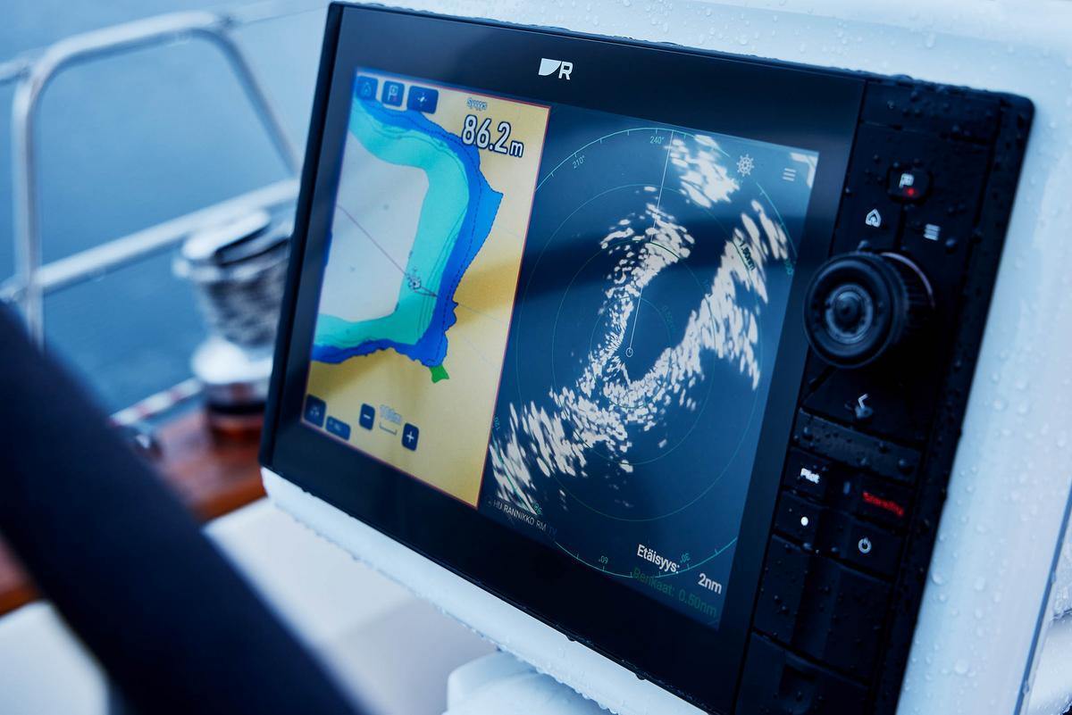 Boot mit Raymarine Navigationssystem in norwegischem Fjord