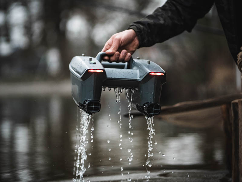 Deeper Spark wird aus dem Wasser gehoben